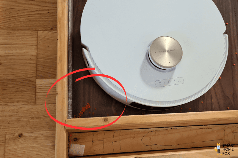 Робот-пылесос Dreame L20 Ultra убирает в углу.